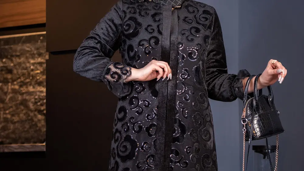 بهترین پارچه‌ها برای دوخت مانتو مجلسی؛ راهنمای کامل انتخاب پارچه شیک و مناسب